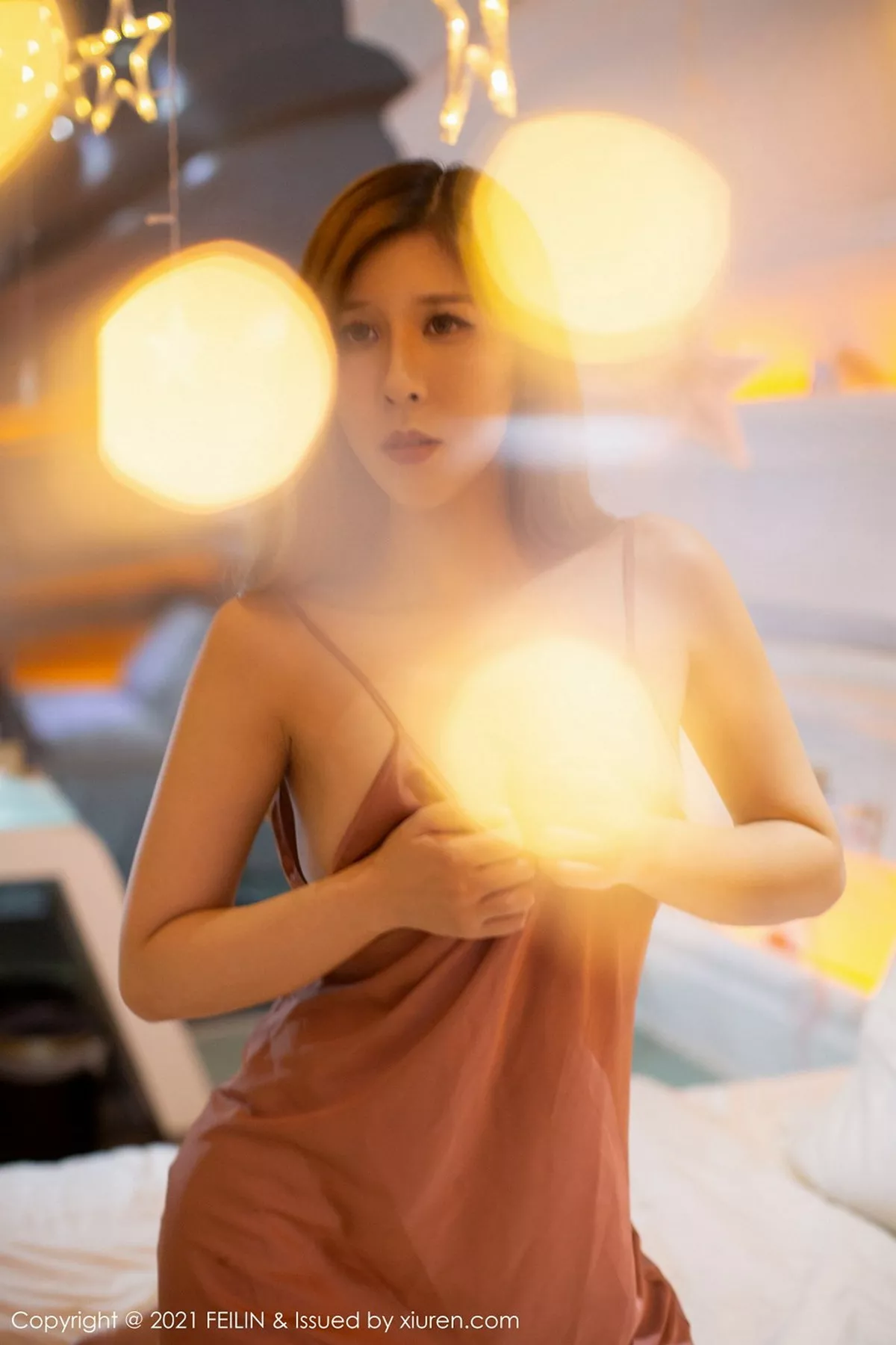 秀人集.com_[FeiLin嗲囡囡]VOL.368_嫩模Isabelle贵贵私房床上粉色吊带睡衣秀高挑身材诱惑写真40P