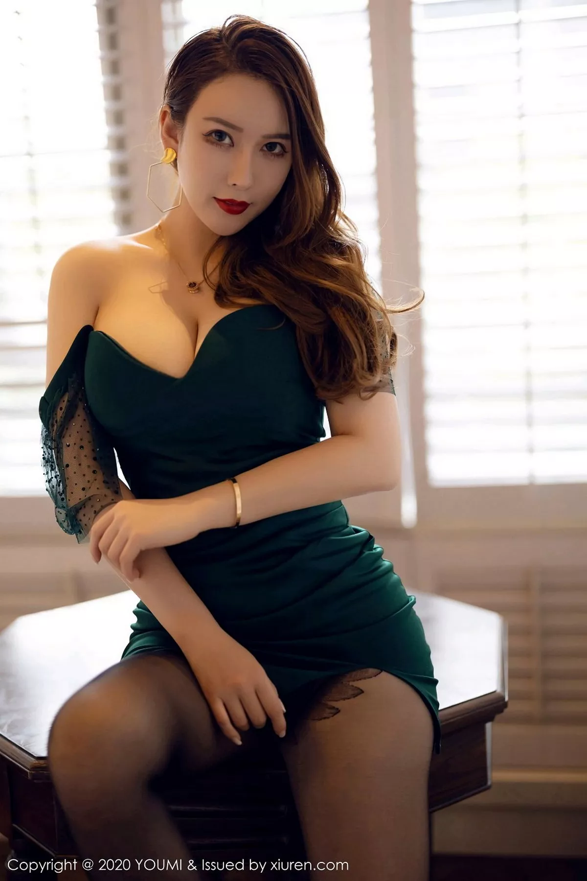 秀人集.com_[YouMi尤蜜荟]Vol.574_女神Egg-尤妮丝杭州旅拍抹胸礼裙配黑丝裤袜秀丰满身材诱惑写真53P