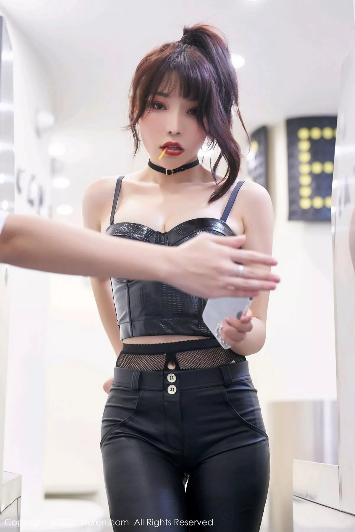 秀人集.com_[XiuRen秀人网]No.2921_女神芝芝Booty狂野皮衣不良少女主题情趣黑丝裤袜撩人诱惑写真70P