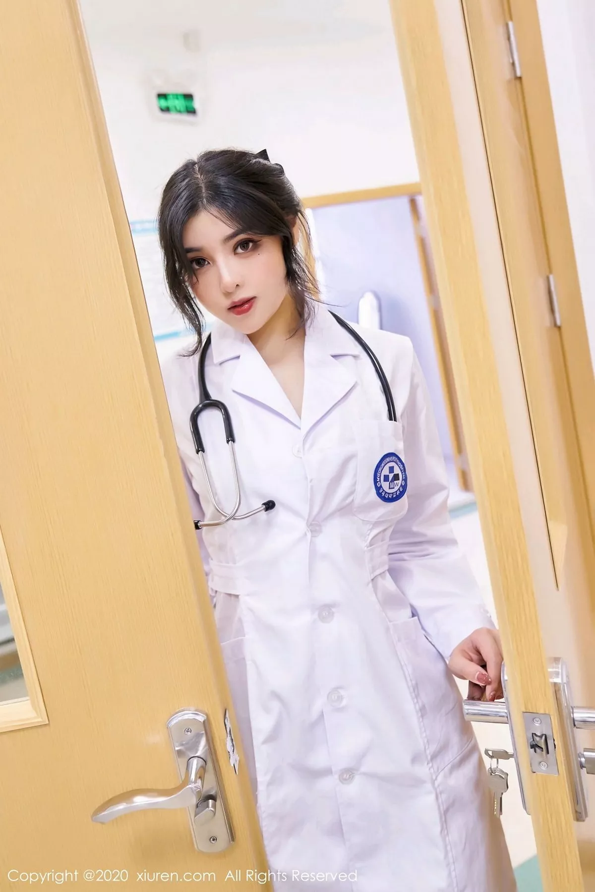 秀人集.com_[XiuRen秀人网]No.2925_嫩模韩静安护士职业装主题床上开档黑丝裤袜秀翘臀诱惑写真56P