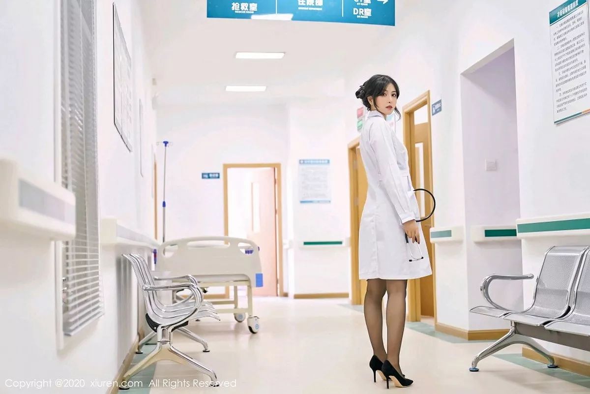 秀人集.com_[XiuRen秀人网]No.2925_嫩模韩静安护士职业装主题床上开档黑丝裤袜秀翘臀诱惑写真56P