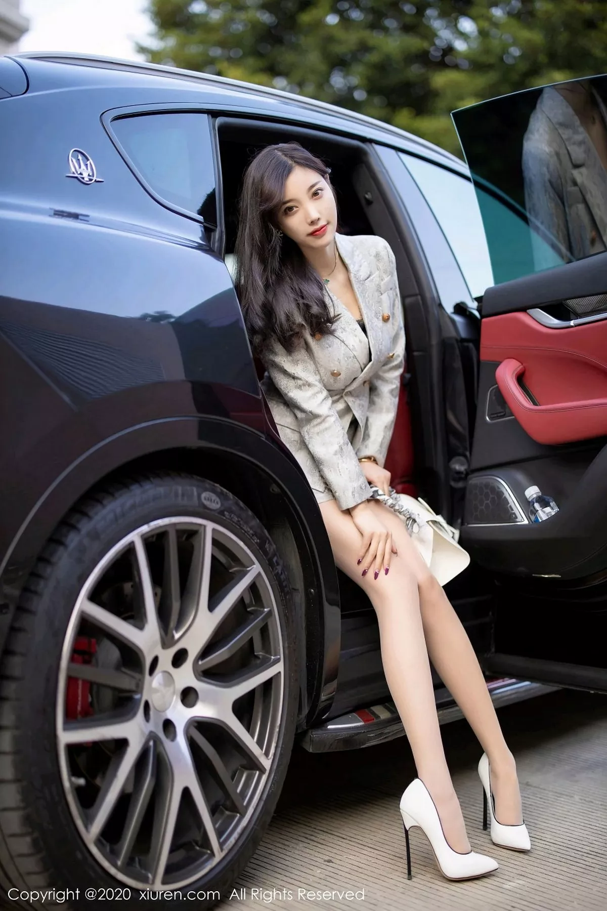 秀人集.com_[XiuRen秀人网]No.2928_女神杨晨晨sugar户外香车美人主题半脱肉丝裤袜秀翘臀诱惑写真80P