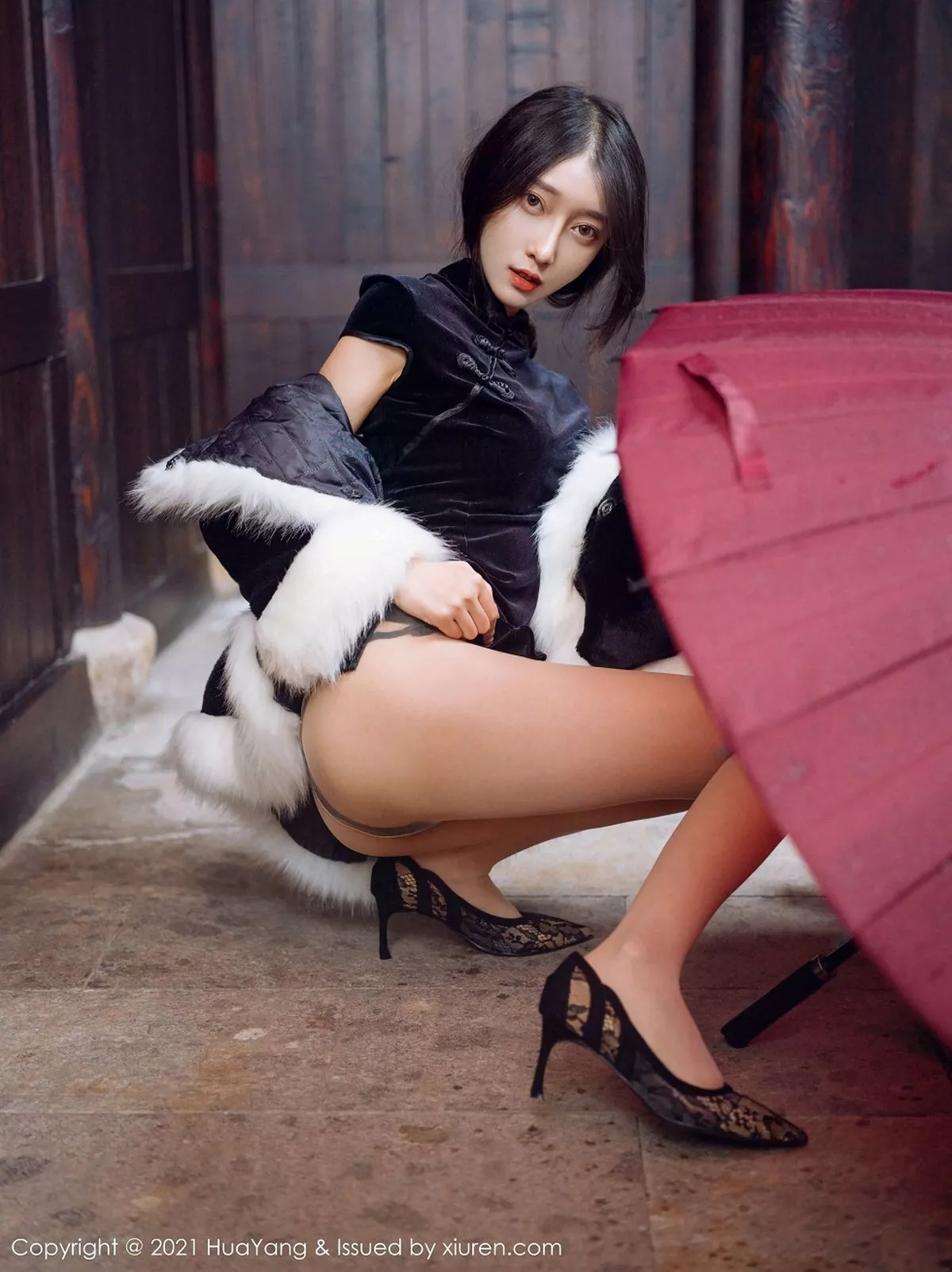 秀人集.com_[HuaYang花漾]Vol.353_嫩模玥儿玥er杭州旅拍古韵典雅旗袍配肉丝裤袜诱惑写真57P