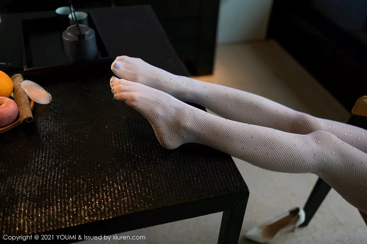 秀人集.com_[YouMi尤蜜荟]Vol.589_女神周于希Sandy厦门旅拍高领真空毛衣配白丝网袜诱惑写真56P