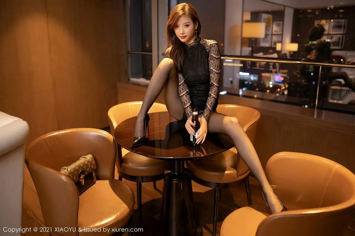 秀人集.com_[XiaoYu画语界]Vol.452_女神杨晨晨sugar成都旅拍私房半脱黑丝裤袜秀翘臀诱惑写真86P