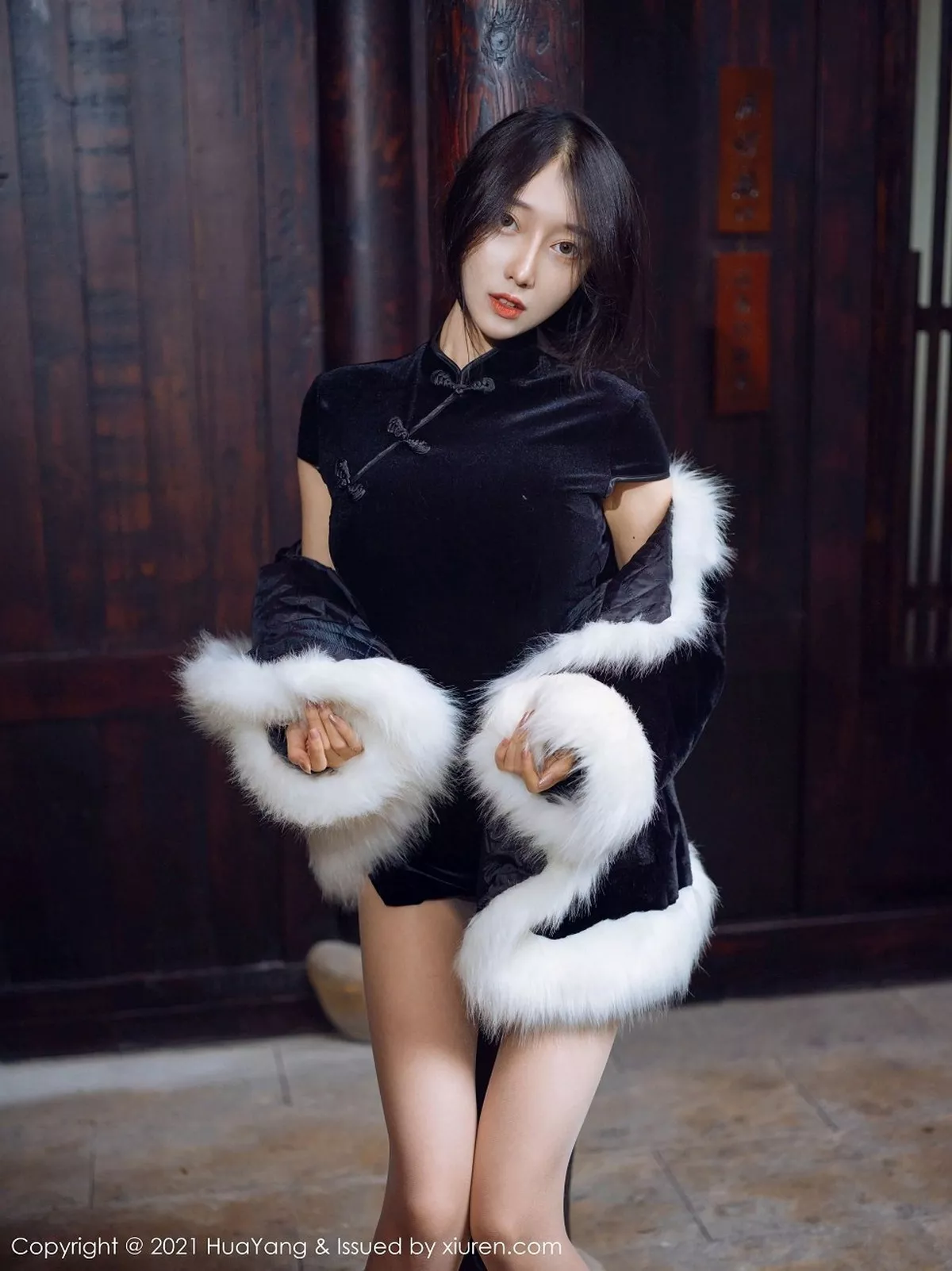 秀人集.com_[HuaYang花漾]Vol.353_嫩模玥儿玥er杭州旅拍古韵典雅旗袍配肉丝裤袜诱惑写真57P