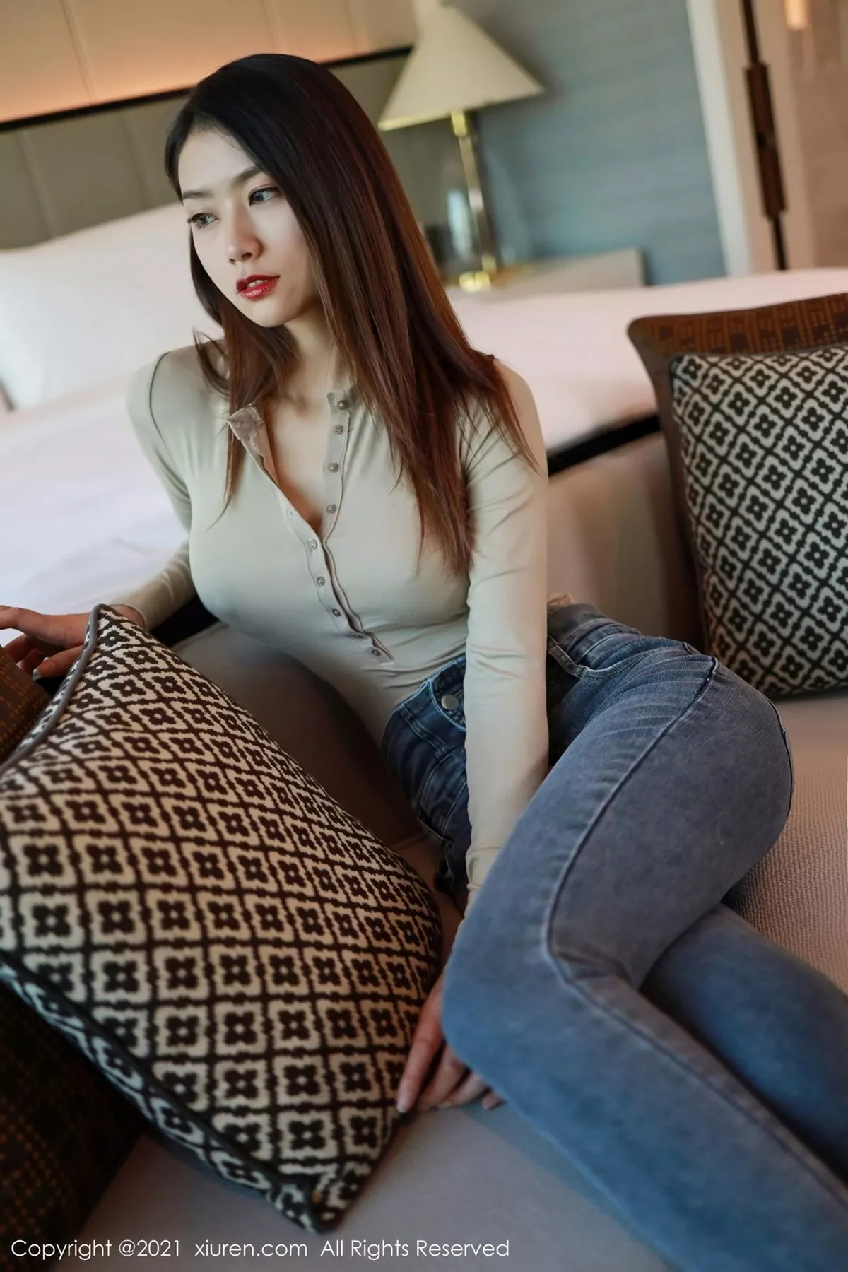 秀人集.com_[XiuRen秀人网]No.3039_嫩模方子萱广州旅拍沙发上真空内衣配紧身牛仔裤迷人诱惑写真55P