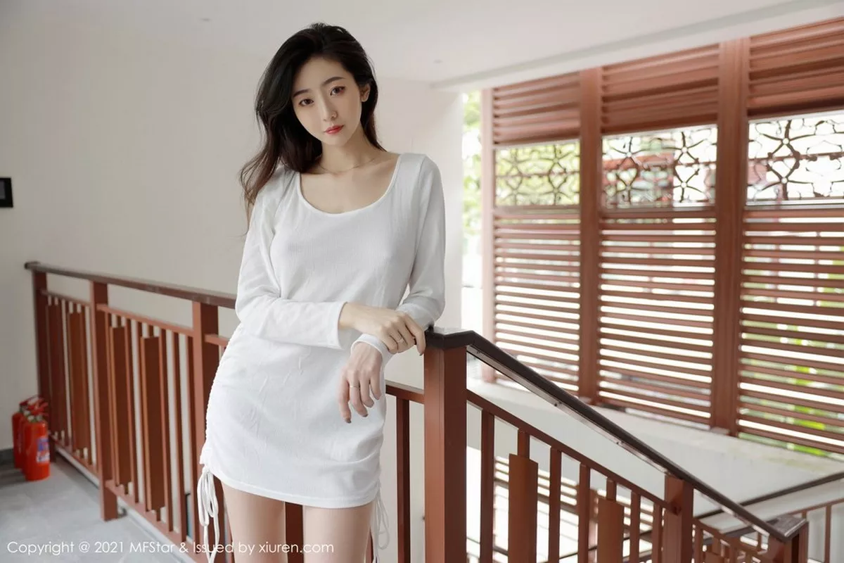 秀人集.com_[MFStar模范学院]Vol.446_嫩模安琪Yee三亚旅拍薄透白色上衣配朦胧肉丝袜极致魅惑写真50P