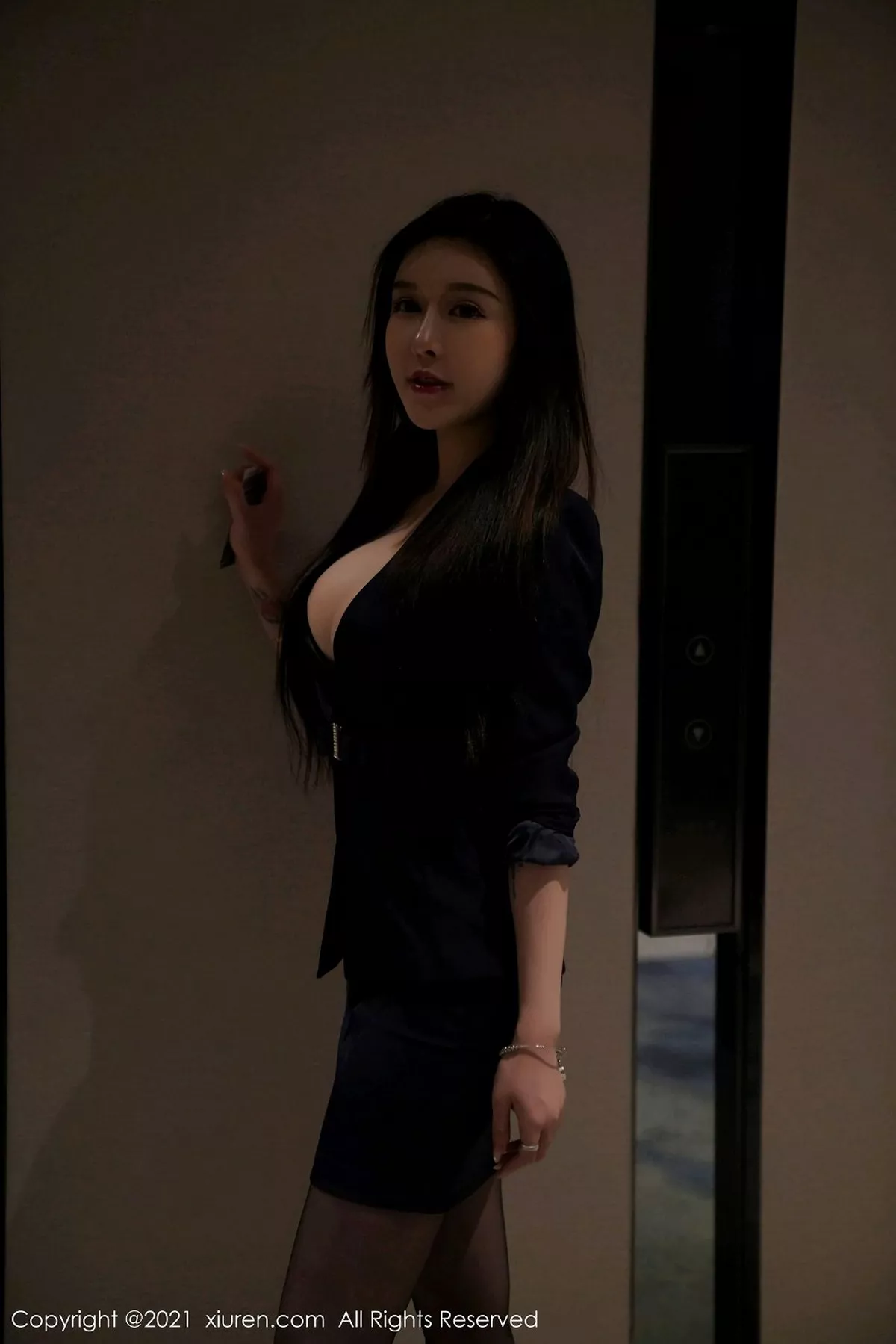 秀人集.com_[XiuRen秀人网]No.3043_嫩模玉兔miki职场秘书OL剧情主题开档黑丝裤袜秀翘臀诱惑写真80P