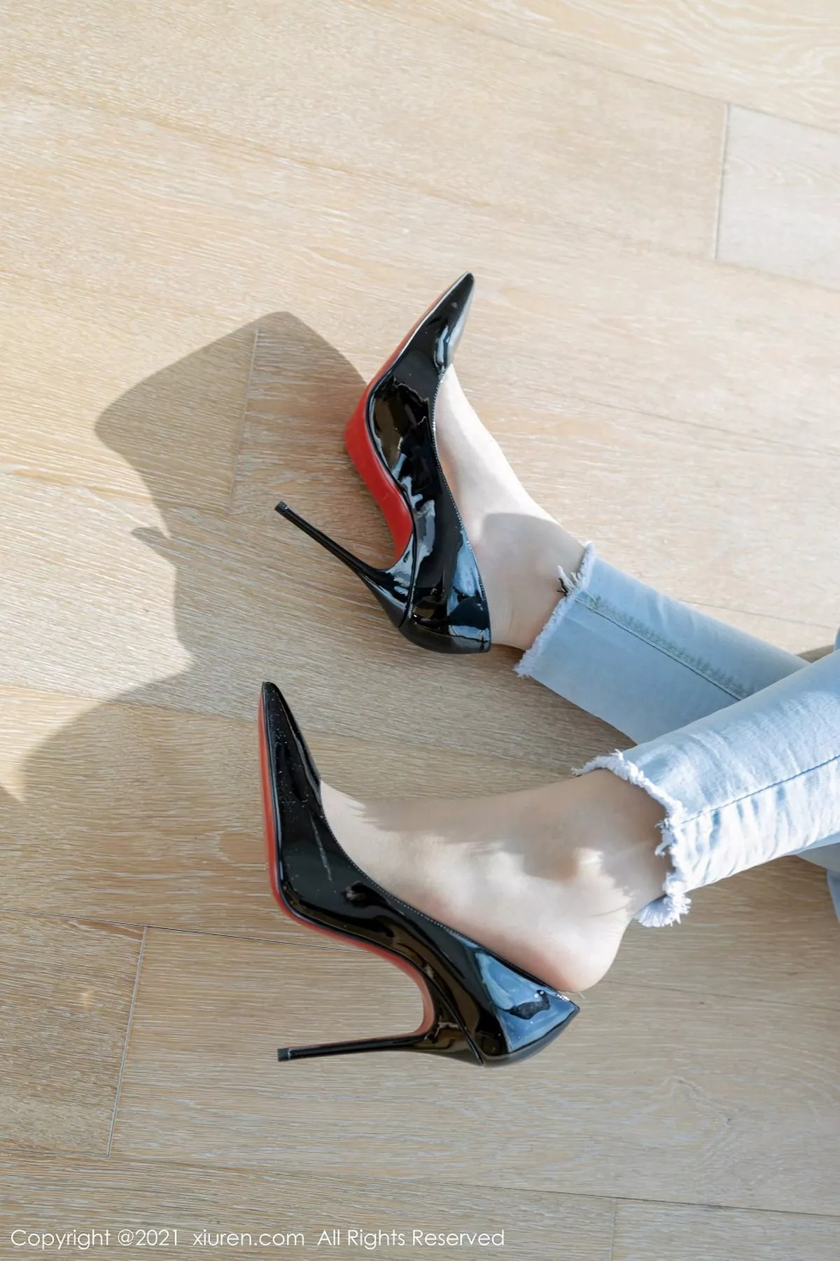 秀人集.com_[XiuRen秀人网]No.3047_女神朱可儿Flower厦门旅拍脱牛仔裤露性感内衣惹火诱惑写真56P