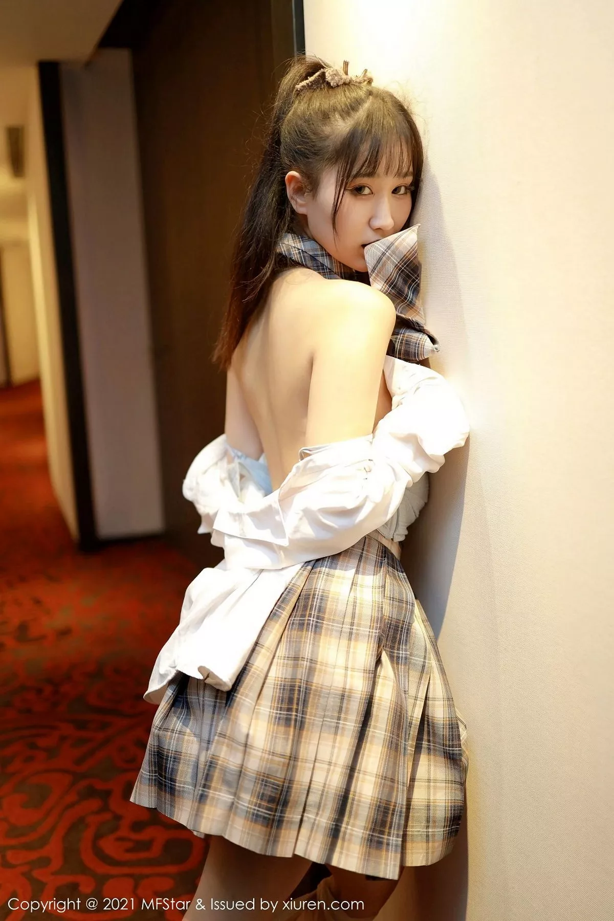 秀人集.com_[MFStar模范学院]Vol.447_嫩模小果冻儿私房白衬衣配格子裙JK制服半脱撩人诱惑写真39P