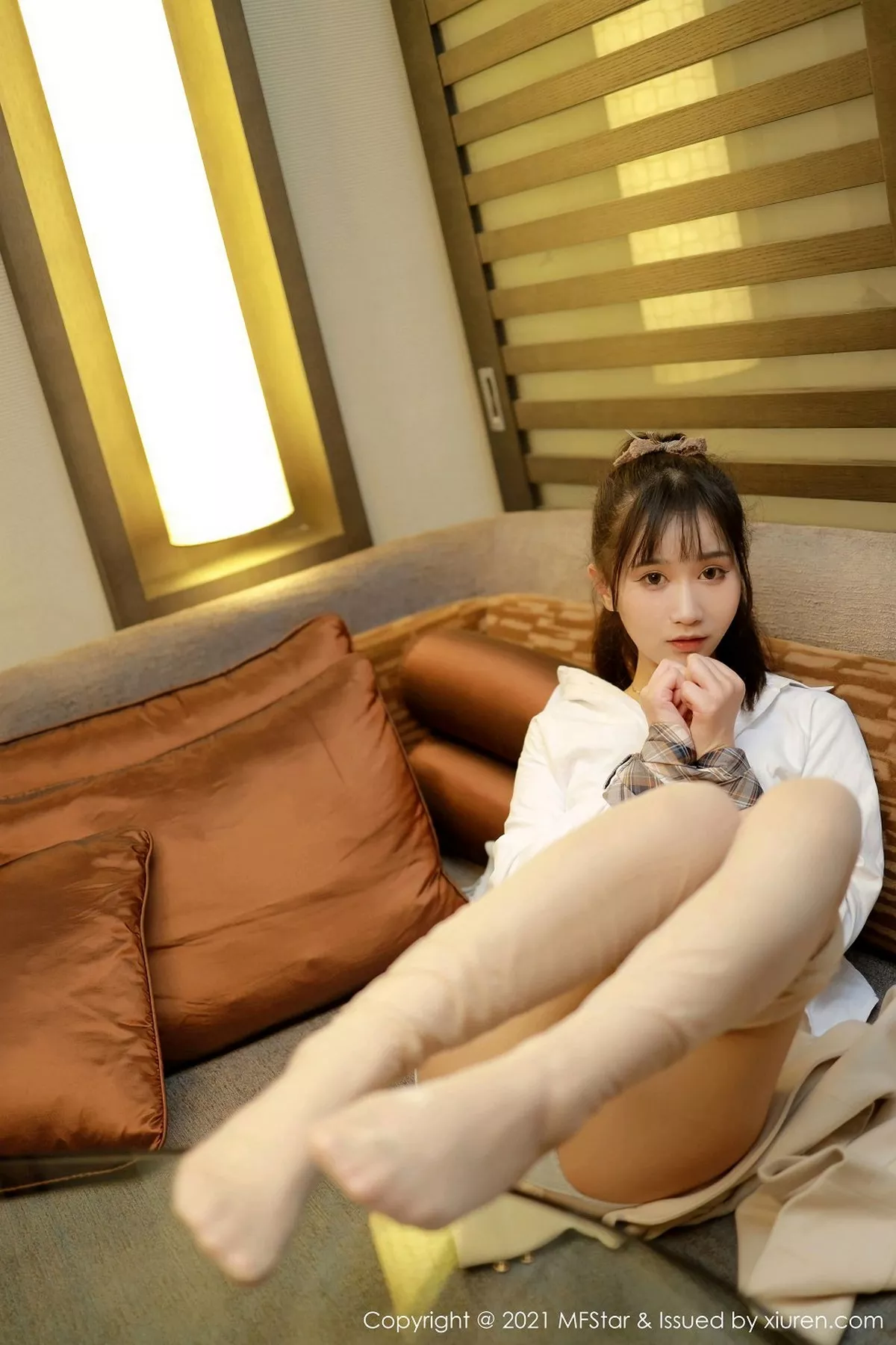 秀人集.com_[MFStar模范学院]Vol.447_嫩模小果冻儿私房白衬衣配格子裙JK制服半脱撩人诱惑写真39P
