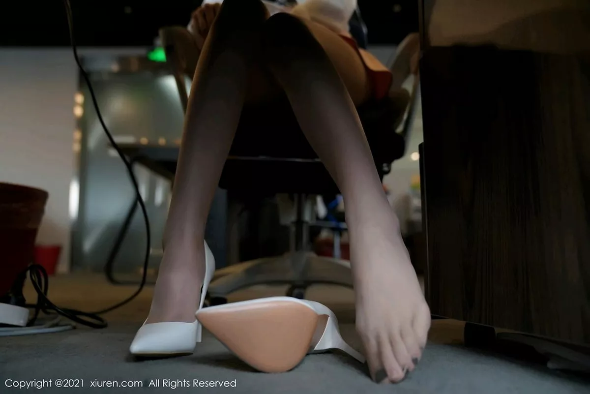 秀人集.com_[XiuRen秀人网]No.3046_女神周于希Sandy办公室前台主题粉色短裙下薄透肉丝诱惑写真100P