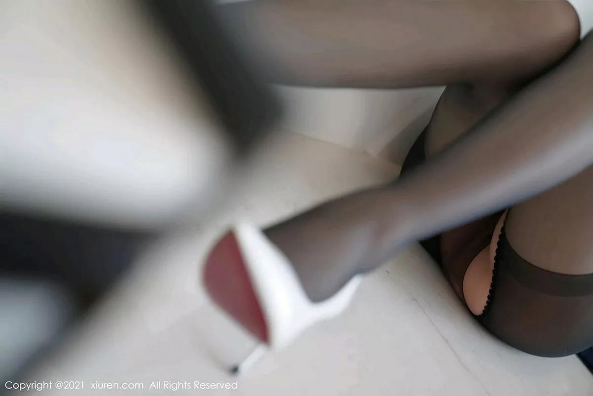 秀人集.com_[XiuRen秀人网]No.3043_嫩模玉兔miki职场秘书OL剧情主题开档黑丝裤袜秀翘臀诱惑写真80P
