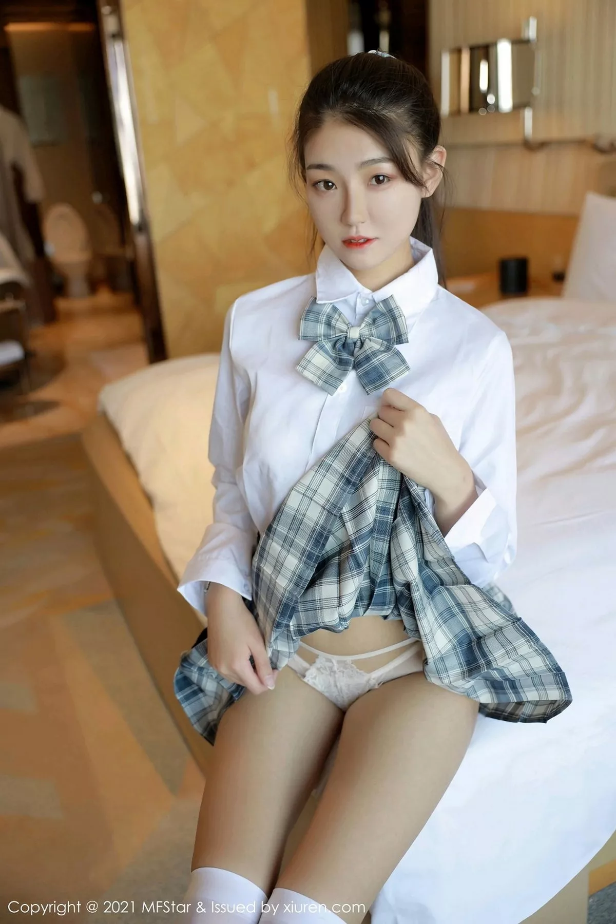 秀人集.com_[MFStar模范学院]Vol.448_嫩模Laura苏雨彤清纯格子JK制服半脱露性感内衣诱惑写真40P