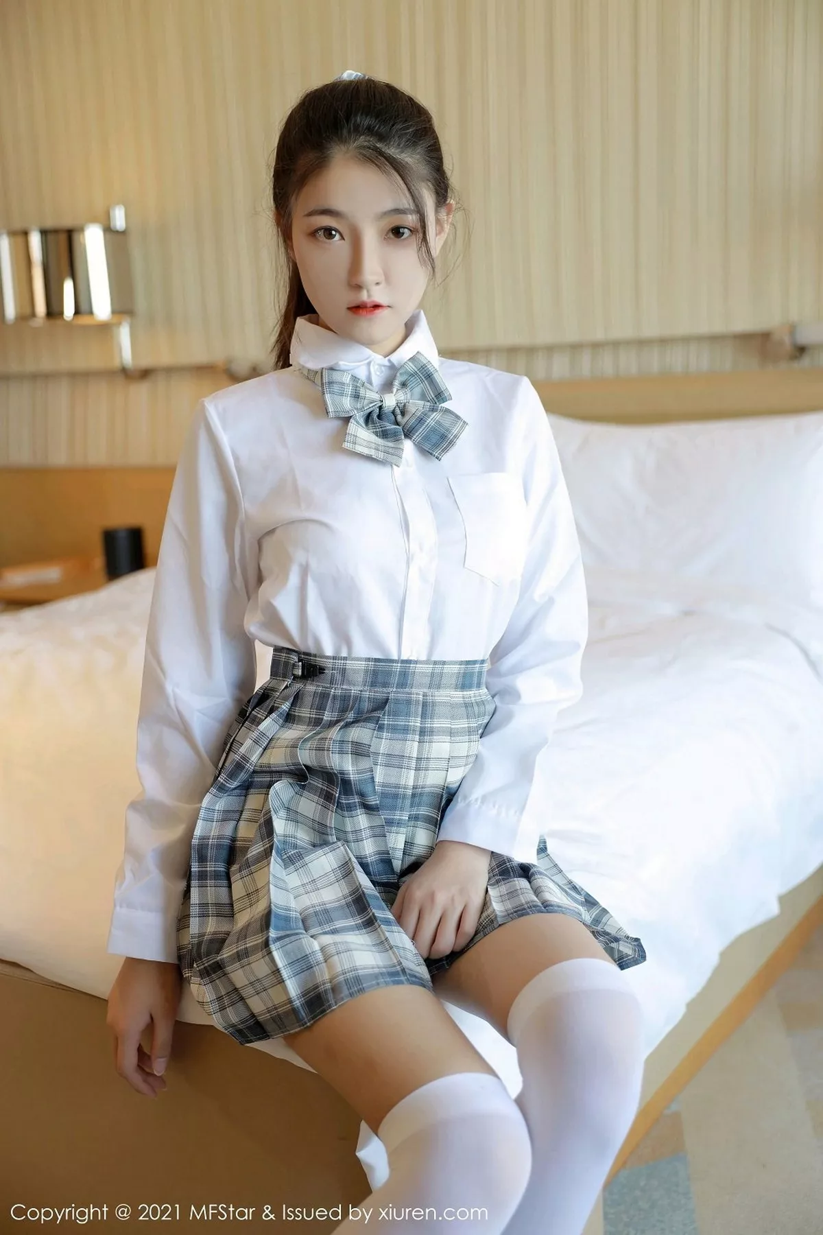 秀人集.com_[MFStar模范学院]Vol.448_嫩模Laura苏雨彤清纯格子JK制服半脱露性感内衣诱惑写真40P