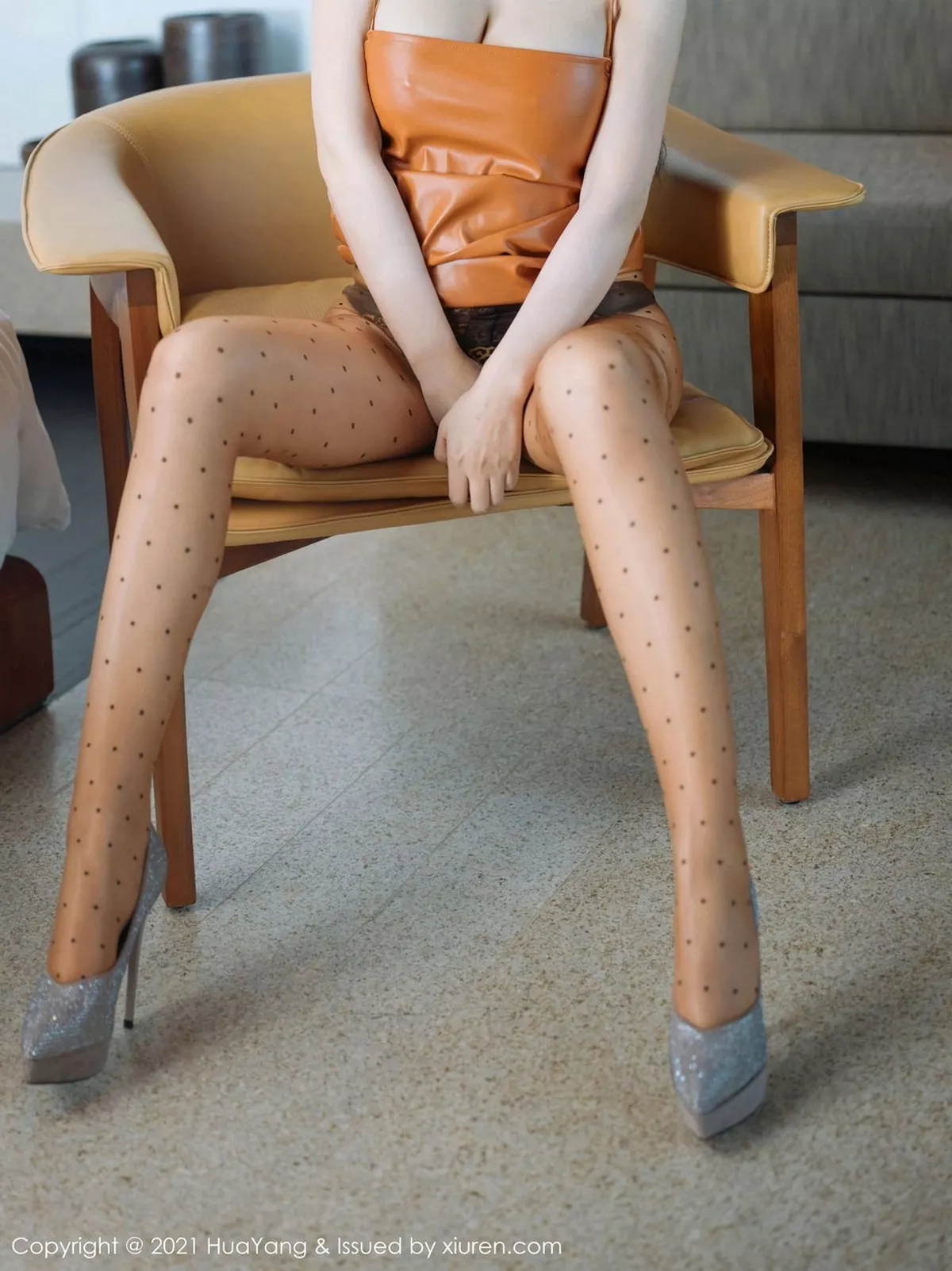 秀人集.com_[HuaYang花漾]Vol.359_嫩模允爾厦门旅拍私房橙色低胸吊裙露雪嫩豪乳极致诱惑写真42P