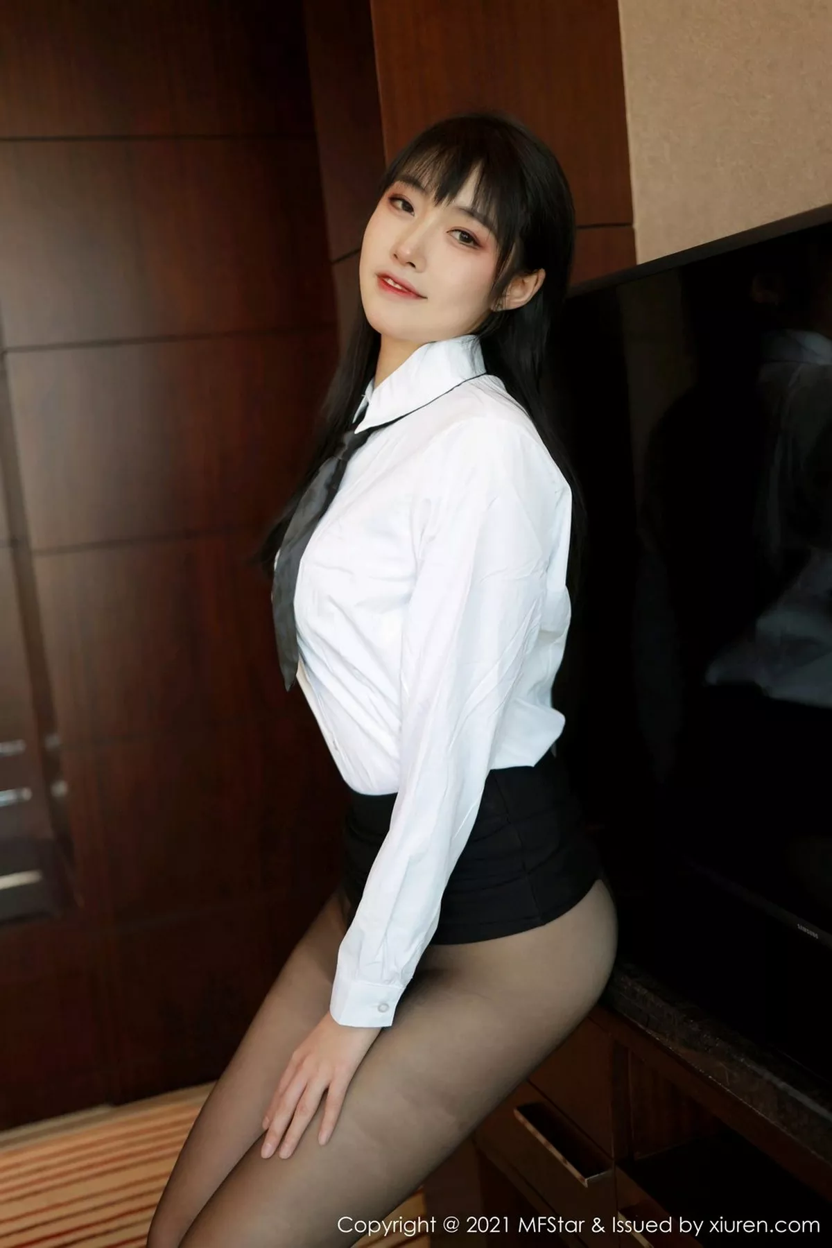 秀人集.com_[MFStar模范学院]Vol.449_嫩模锅包又you白衬衫黑短裙主题脱黑丝裤袜露翘臀诱惑写真51P