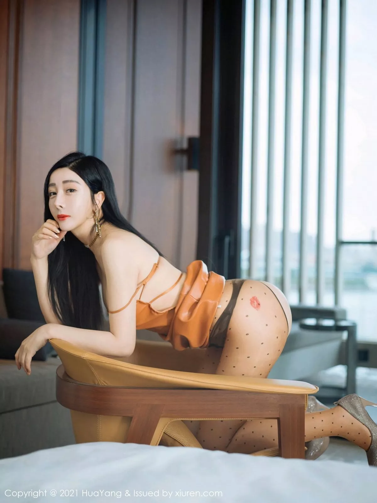 秀人集.com_[HuaYang花漾]Vol.359_嫩模允爾厦门旅拍私房橙色低胸吊裙露雪嫩豪乳极致诱惑写真42P