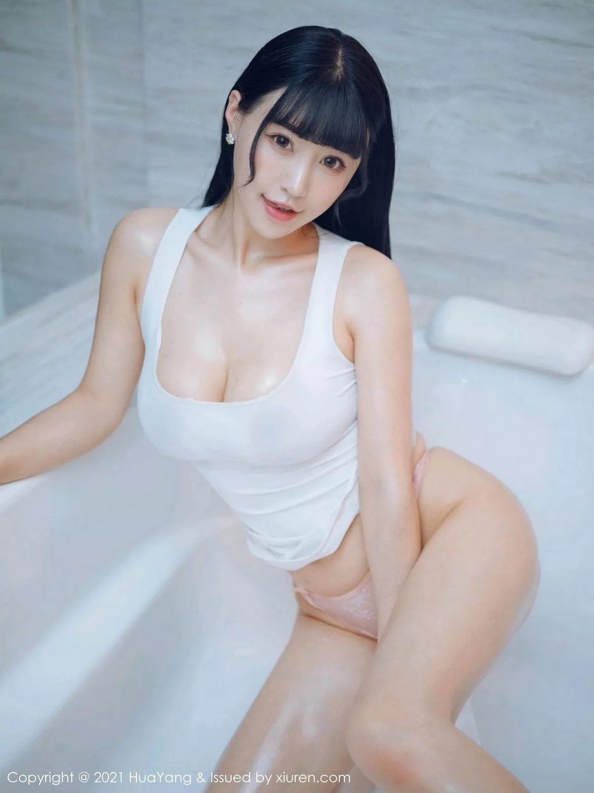 秀人集.com_[HuaYang花漾]Vol.360_女神朱可儿Flower厦门旅拍白色低胸服饰秀凹凸惹火身材诱惑写真63P