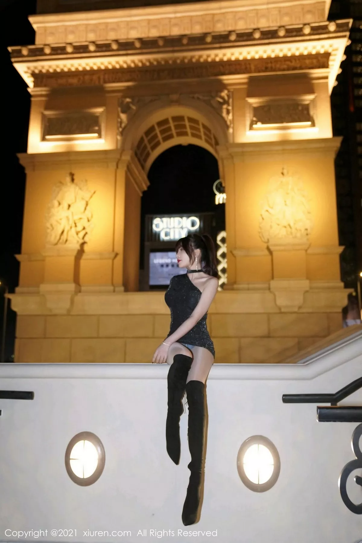 秀人集.com_[XiuRen秀人网]No.3062_女神芝芝Booty澳门旅拍连体衣半脱露性感内衣撩人诱惑写真77P