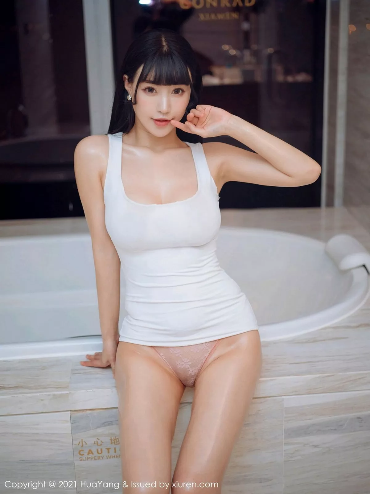 秀人集.com_[HuaYang花漾]Vol.360_女神朱可儿Flower厦门旅拍白色低胸服饰秀凹凸惹火身材诱惑写真63P