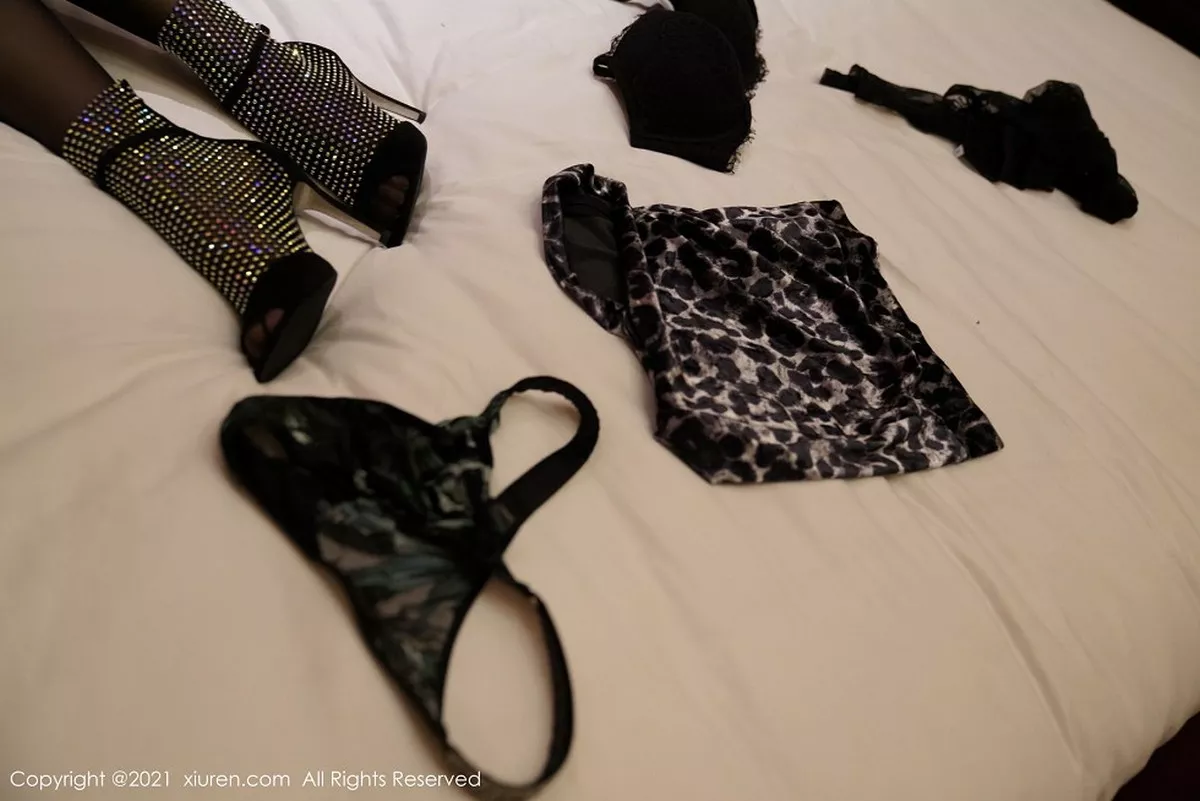 秀人集.com_[XiuRen秀人网]No.3067_性感御姐果儿Victoria江浙沪旅拍床上魅惑吊带黑丝撩人诱惑写真52P