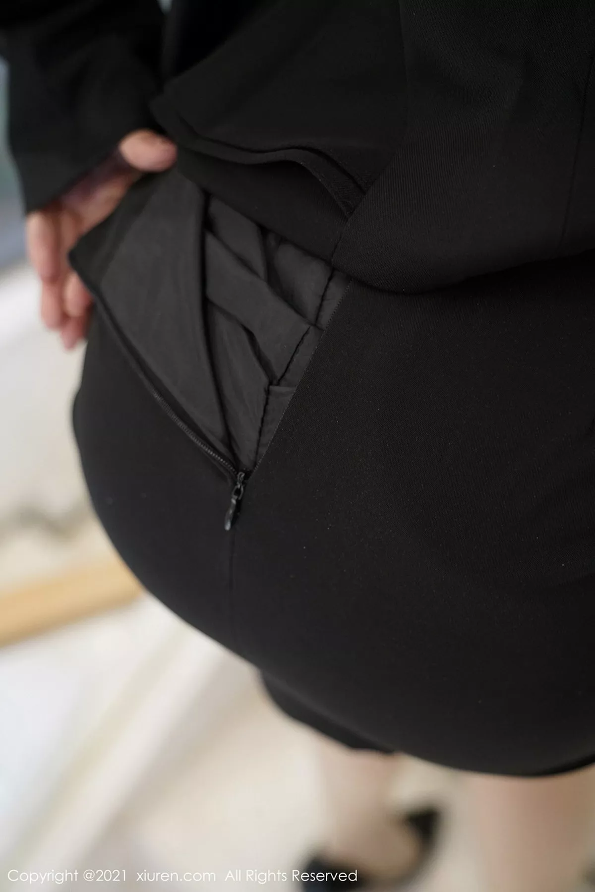 秀人集.com_[XiuRen秀人网]No.3077_嫩模张雨萌江浙沪旅拍职业装OL主题半脱露肉丝裤袜秀翘臀诱惑写真57P