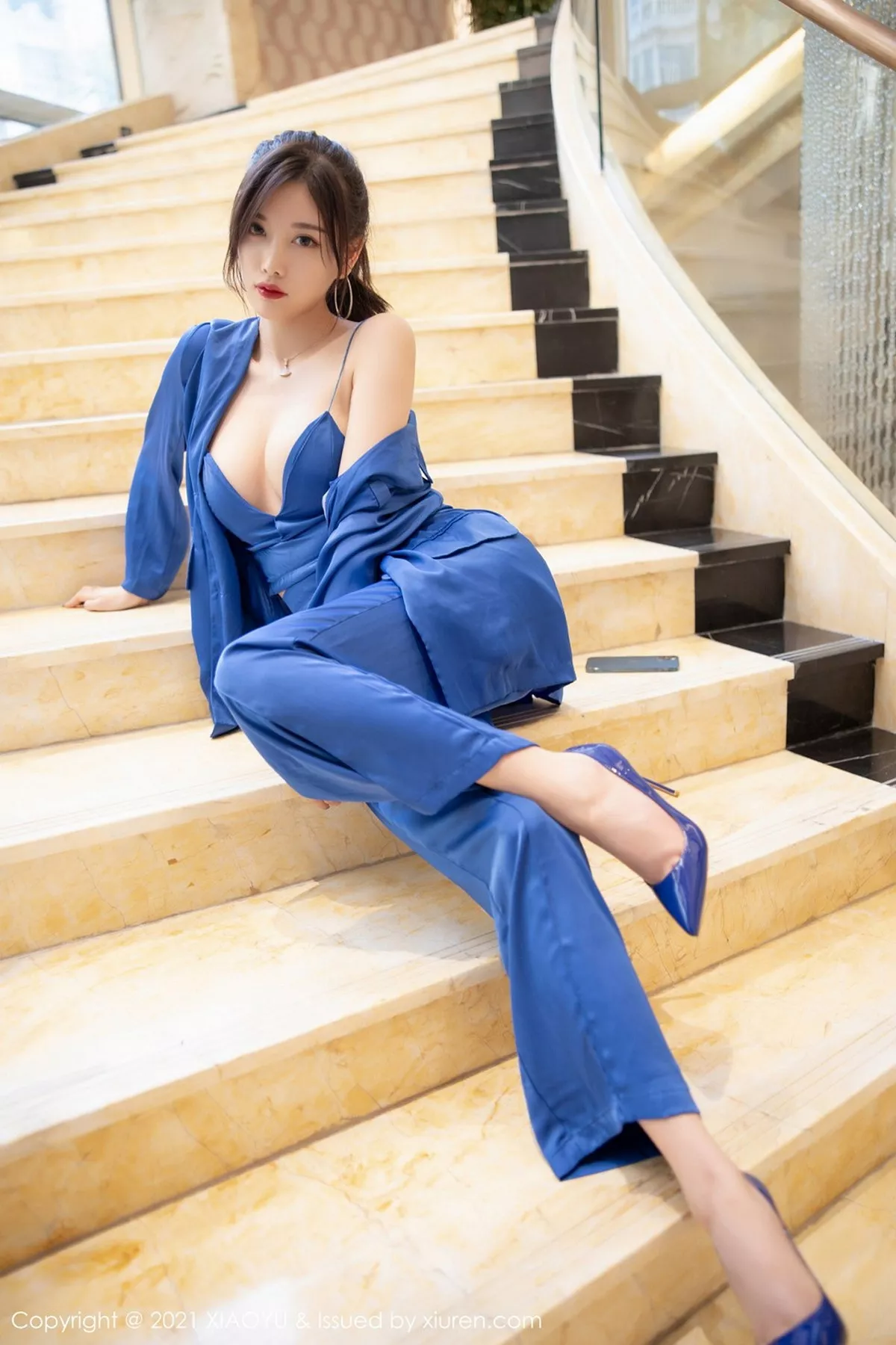 秀人集.com_[XiaoYu画语界]Vol.467_女神杨晨晨sugar私房旅拍蓝色西装下丝质吊带配蕾丝内裤诱惑写真98P