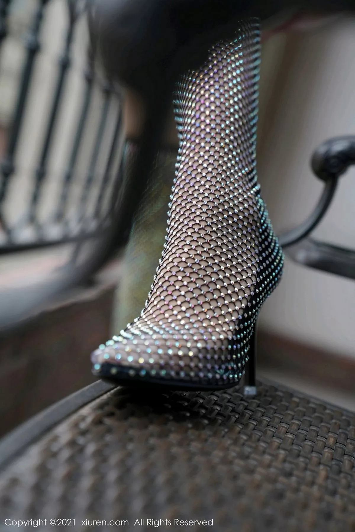 秀人集.com_[XiuRen秀人网]No.3013_御姐果儿Victoria江浙沪旅拍红色皮衣配情趣黑丝完美诱惑写真49P