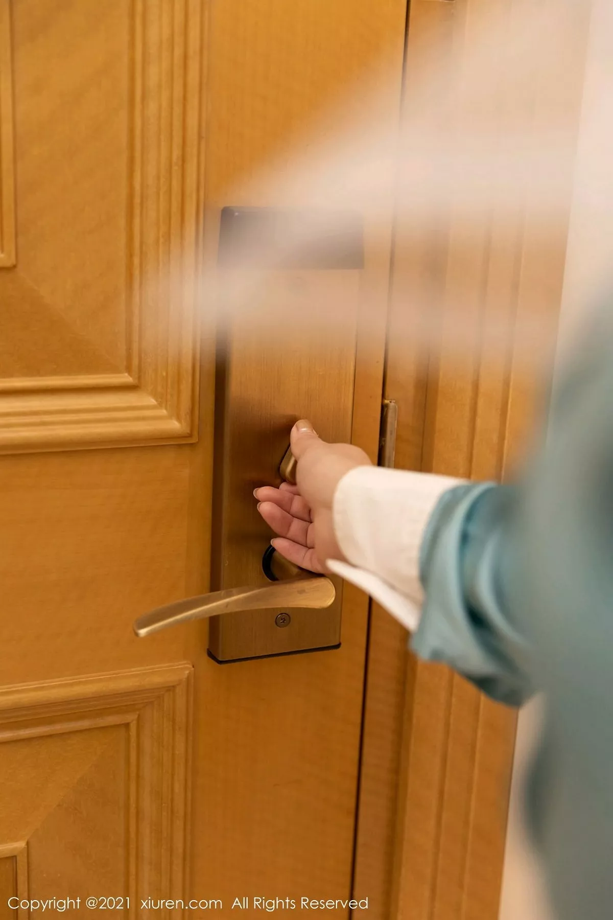 秀人集.com_[XiuRen秀人网]No.3014_嫩模允爾厦门旅拍空姐剧情主题私房脱衣露火辣身材诱惑写真84P