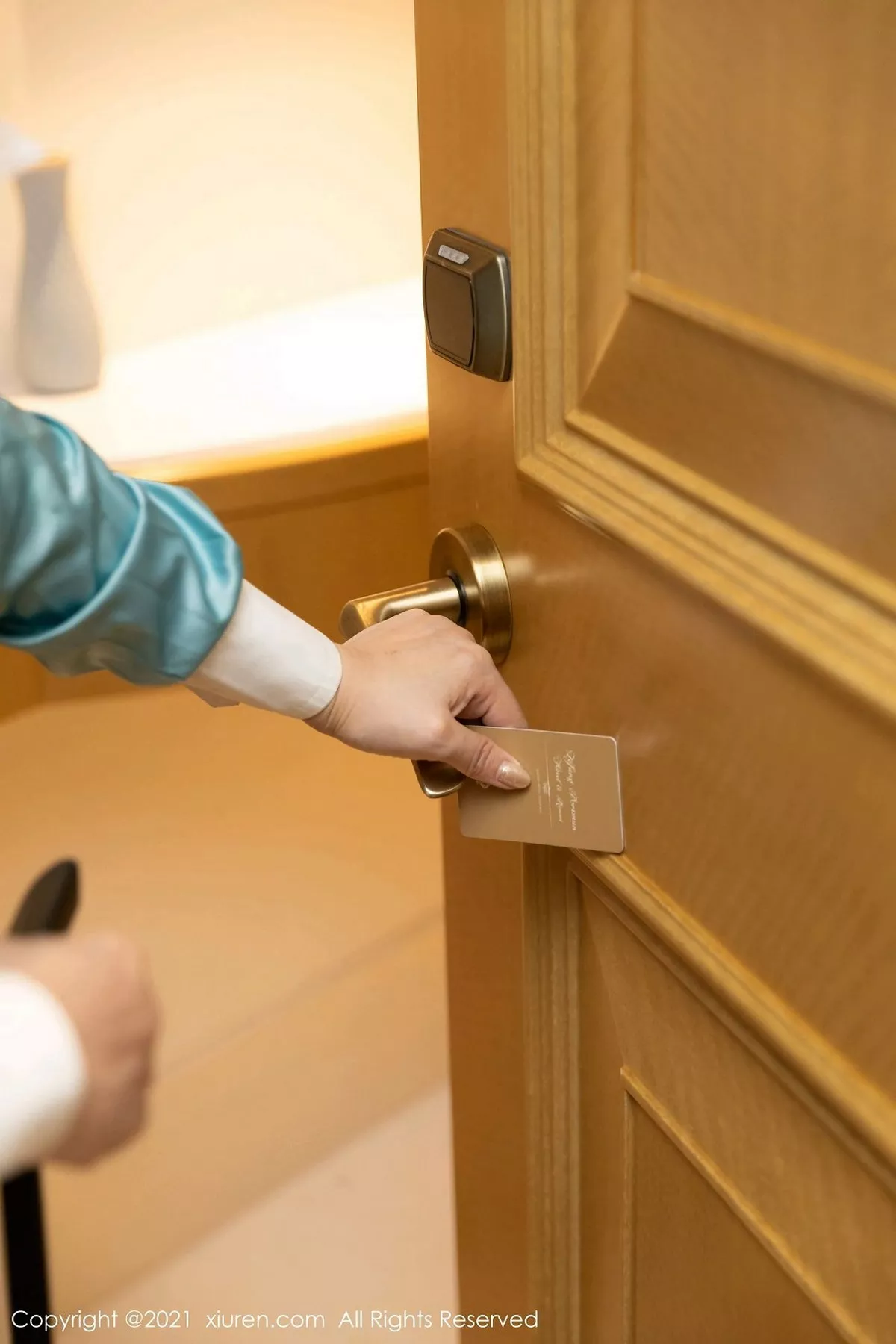 秀人集.com_[XiuRen秀人网]No.3014_嫩模允爾厦门旅拍空姐剧情主题私房脱衣露火辣身材诱惑写真84P