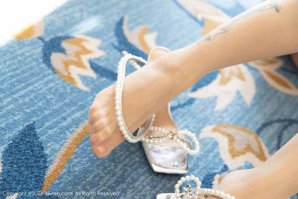 秀人集.com_[XiuRen秀人网]No.3021_女神王雨纯厦门旅拍粉色镂空毛衣吊裙配无内肉丝裤袜诱惑写真64P