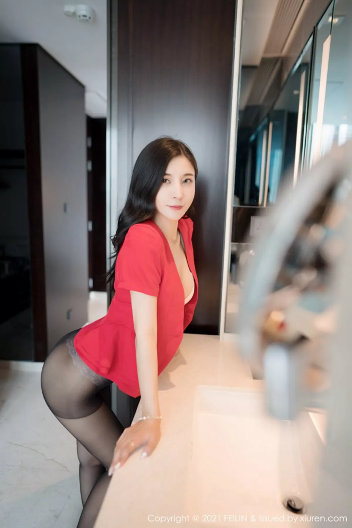 秀人集.com_[FeiLin嗲囡囡]VOL.376_嫩模小蛮妖Yummy职场秘书制服主题半脱黑丝裤袜秀翘臀诱惑写真56P