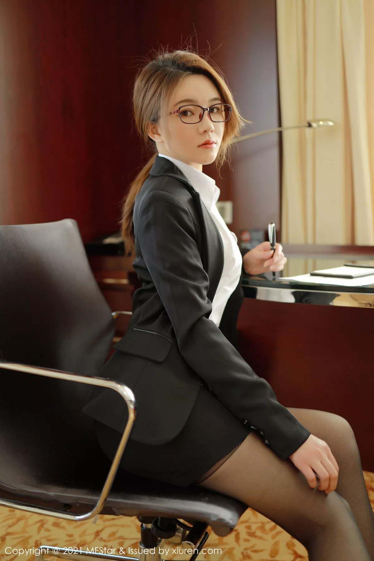 秀人集.com_[MFStar模范学院]Vol.460_嫩模婠婠么职场秘书眼镜OL系列私房半脱露白嫩翘臀诱惑写真63P