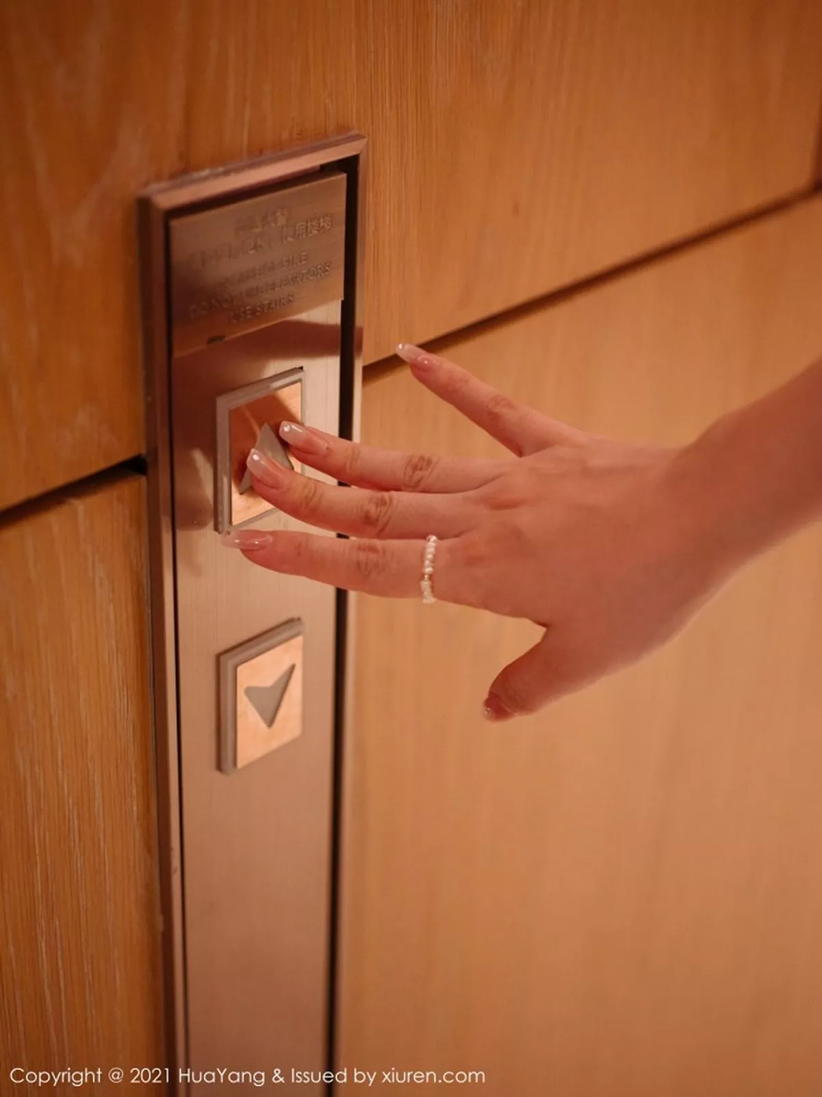 秀人集.com_[HuaYang花漾]Vol.368_女神王雨纯厦门旅拍剧情拍摄主题性感内衣配开档黑丝极致诱惑写真54P