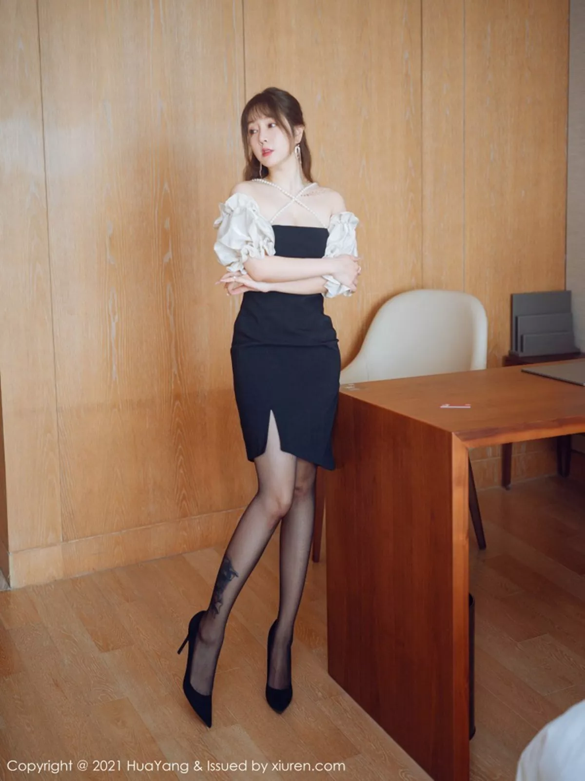 秀人集.com_[HuaYang花漾]Vol.368_女神王雨纯厦门旅拍剧情拍摄主题性感内衣配开档黑丝极致诱惑写真54P