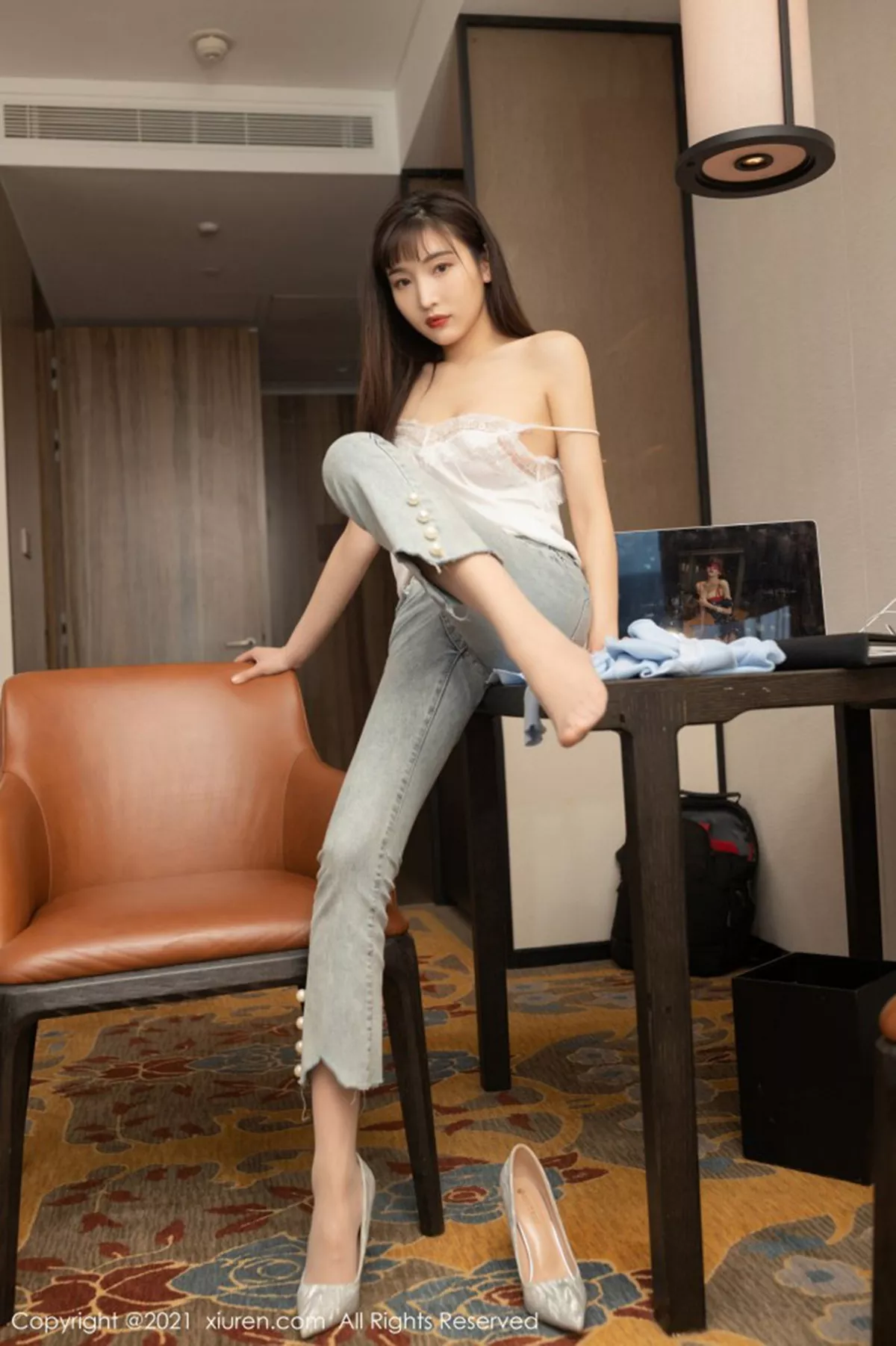 秀人集.com_[XiuRen秀人网]No.3146_嫩模陆萱萱秘书遭遇主题脱牛仔裤露无内肉丝裤袜撩人诱惑写真70P