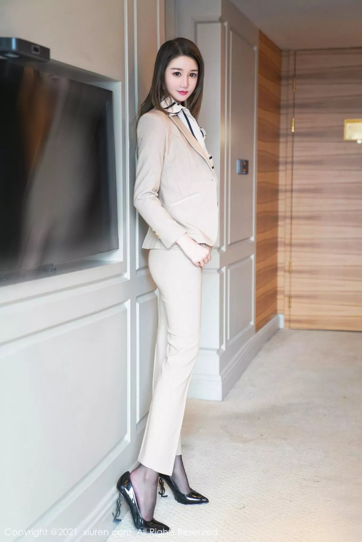 秀人集.com_[XiuRen秀人网]No.3150_嫩模文芮jeninfer典雅职场OL主题半脱露开档黑丝裤袜秀翘臀诱惑写真58P