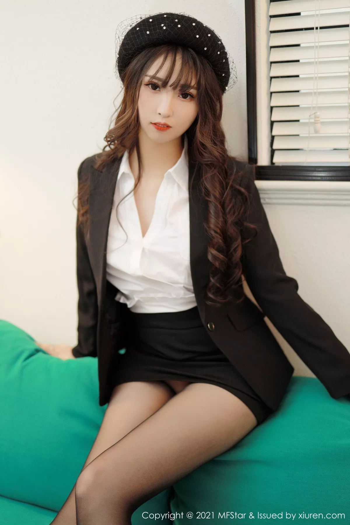 秀人集.com_[MFStar模范学院]Vol.463_嫩模小波多JK制服主题黑短裙下无内黑丝裤袜秀翘臀诱惑写真37P