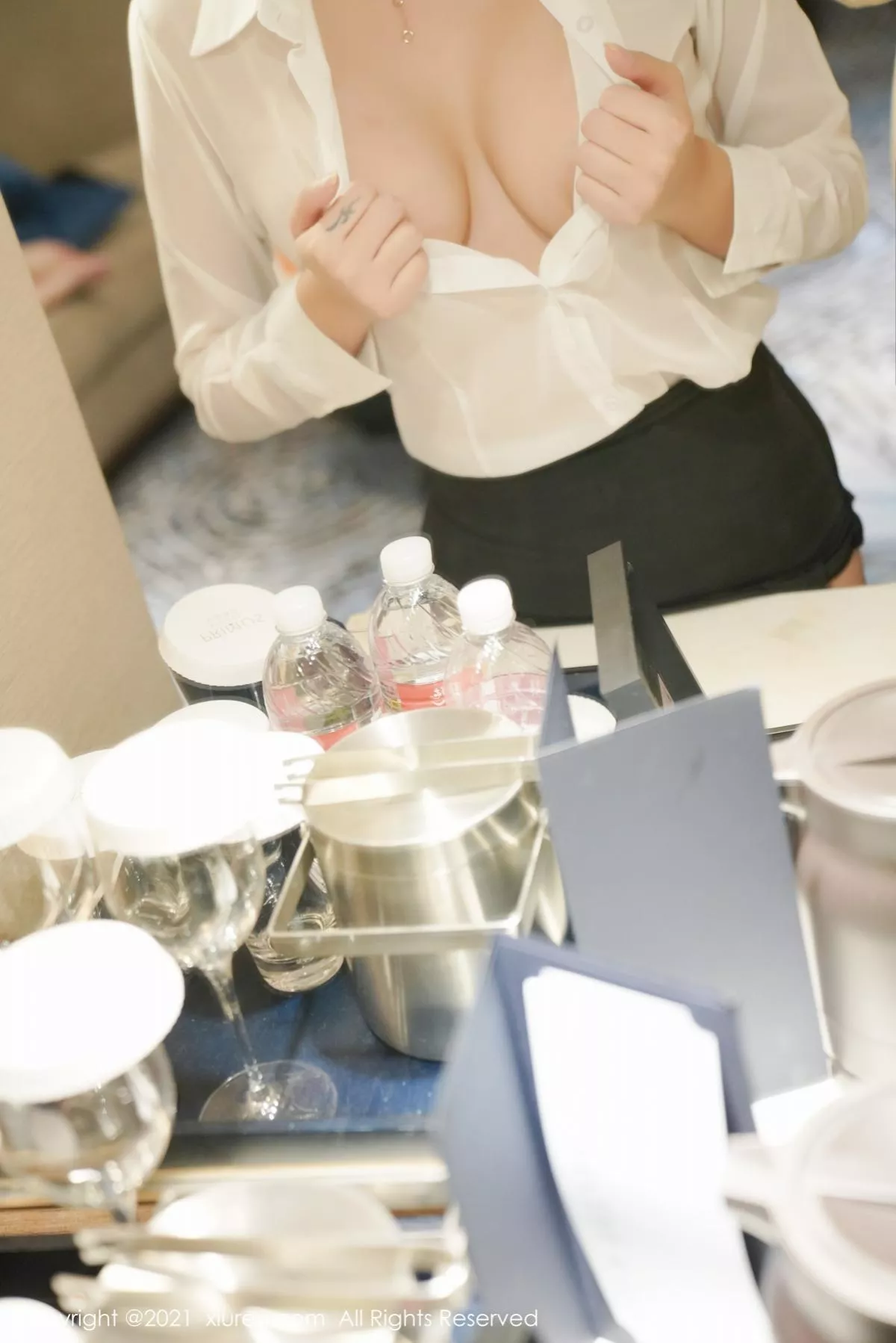 秀人集.com_[XiuRen秀人网]No.3164_嫩模萌奈子酒店红酒美人主题性感真空白衬衣配黑短裙完美诱惑写真59P