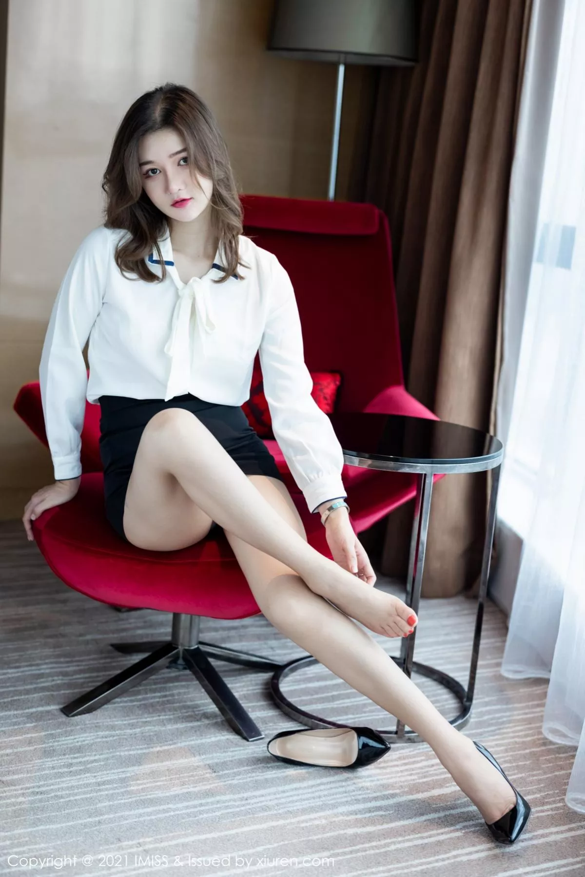 秀人集.com_[IMISS爱蜜社]Vol.558_新人模特芷萱mimi白衬衣配黑短裙半脱露苗条身材诱惑写真50P