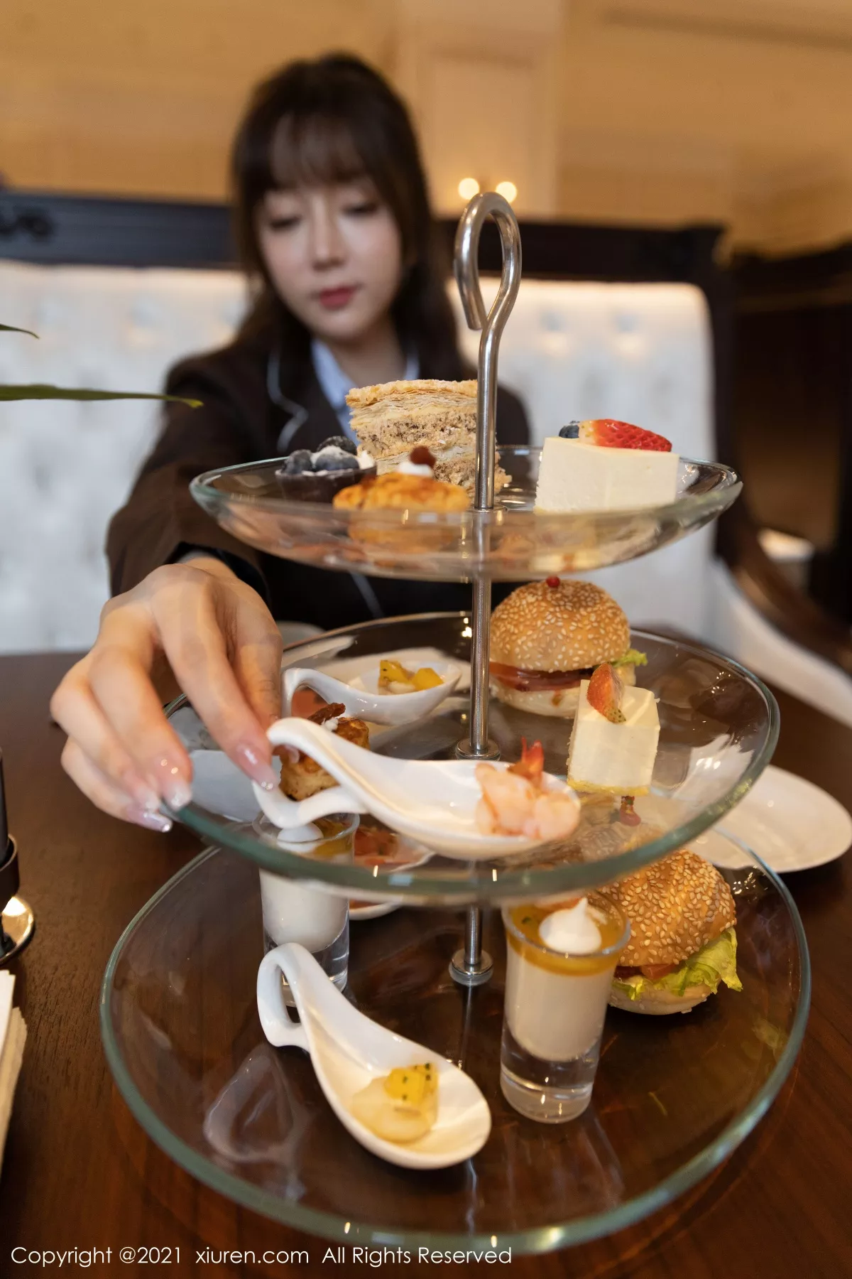 秀人集.com_[XiuRen秀人网]No.3176_女神王雨纯厦门旅拍下午茶主题酒店剧情循序渐进发展诱惑写真70P