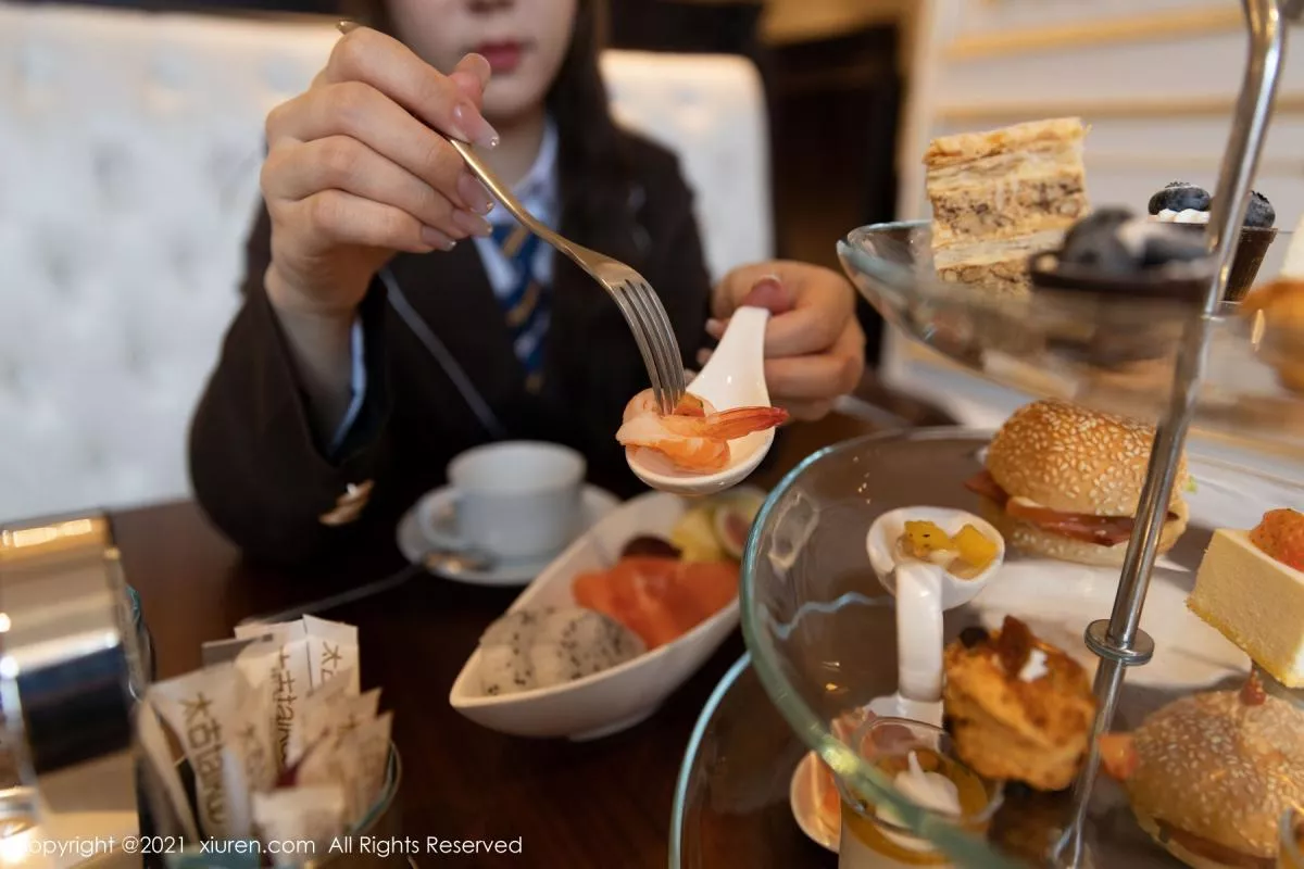 秀人集.com_[XiuRen秀人网]No.3176_女神王雨纯厦门旅拍下午茶主题酒店剧情循序渐进发展诱惑写真70P