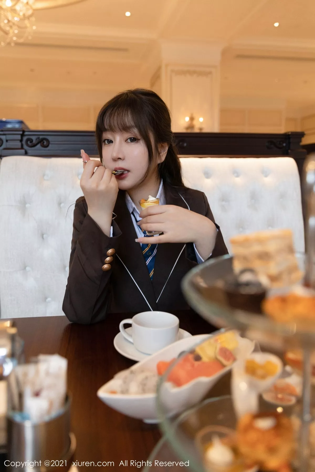 秀人集.com_[XiuRen秀人网]No.3176_女神王雨纯厦门旅拍下午茶主题酒店剧情循序渐进发展诱惑写真70P