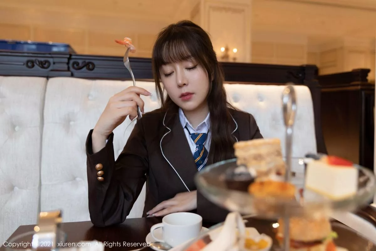 秀人集.com_[XiuRen秀人网]No.3176_女神王雨纯厦门旅拍下午茶主题酒店剧情循序渐进发展诱惑写真70P