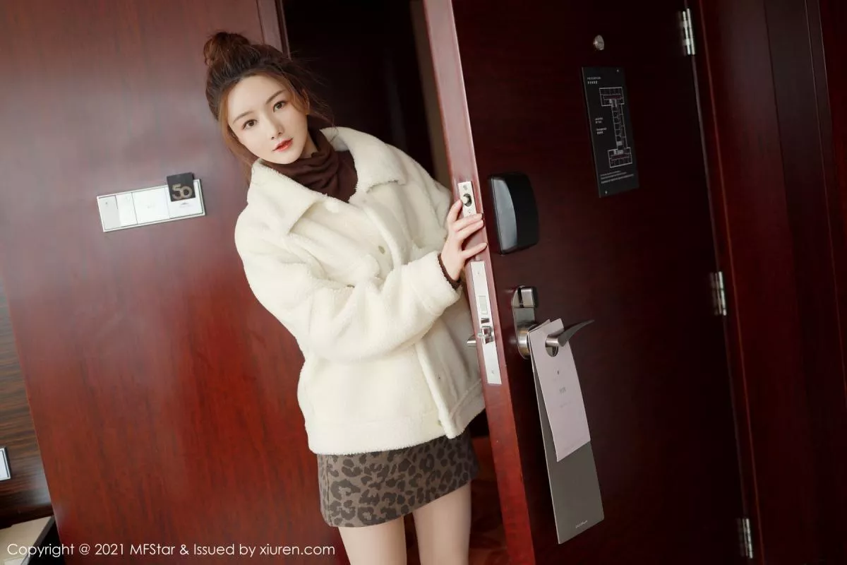 秀人集.com_[MFStar模范学院]Vol.465_嫩模婠婠么都市OL风格半脱露无内肉丝裤袜秀翘臀诱惑写真48P