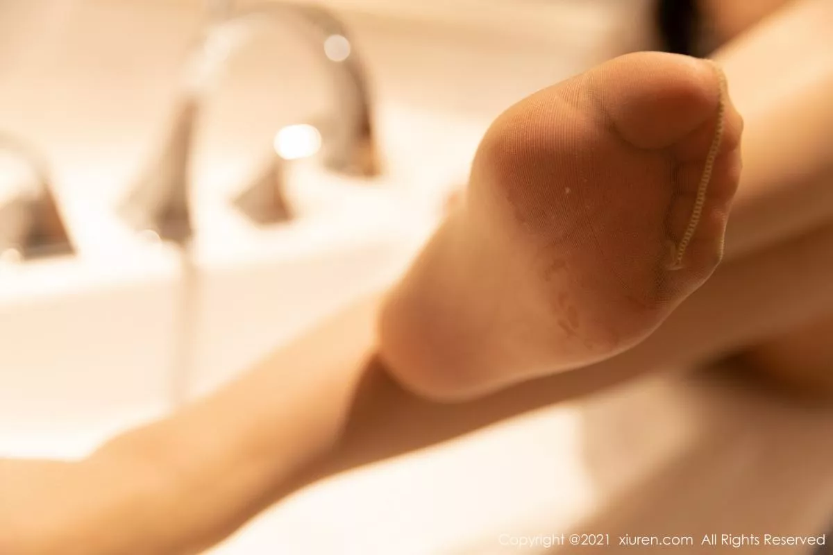 秀人集.com_[XiuRen秀人网]No.3181_嫩模允爾厦门旅拍私房缕空针织毛衣配肉丝裤袜秀傲人豪乳诱惑写真48P