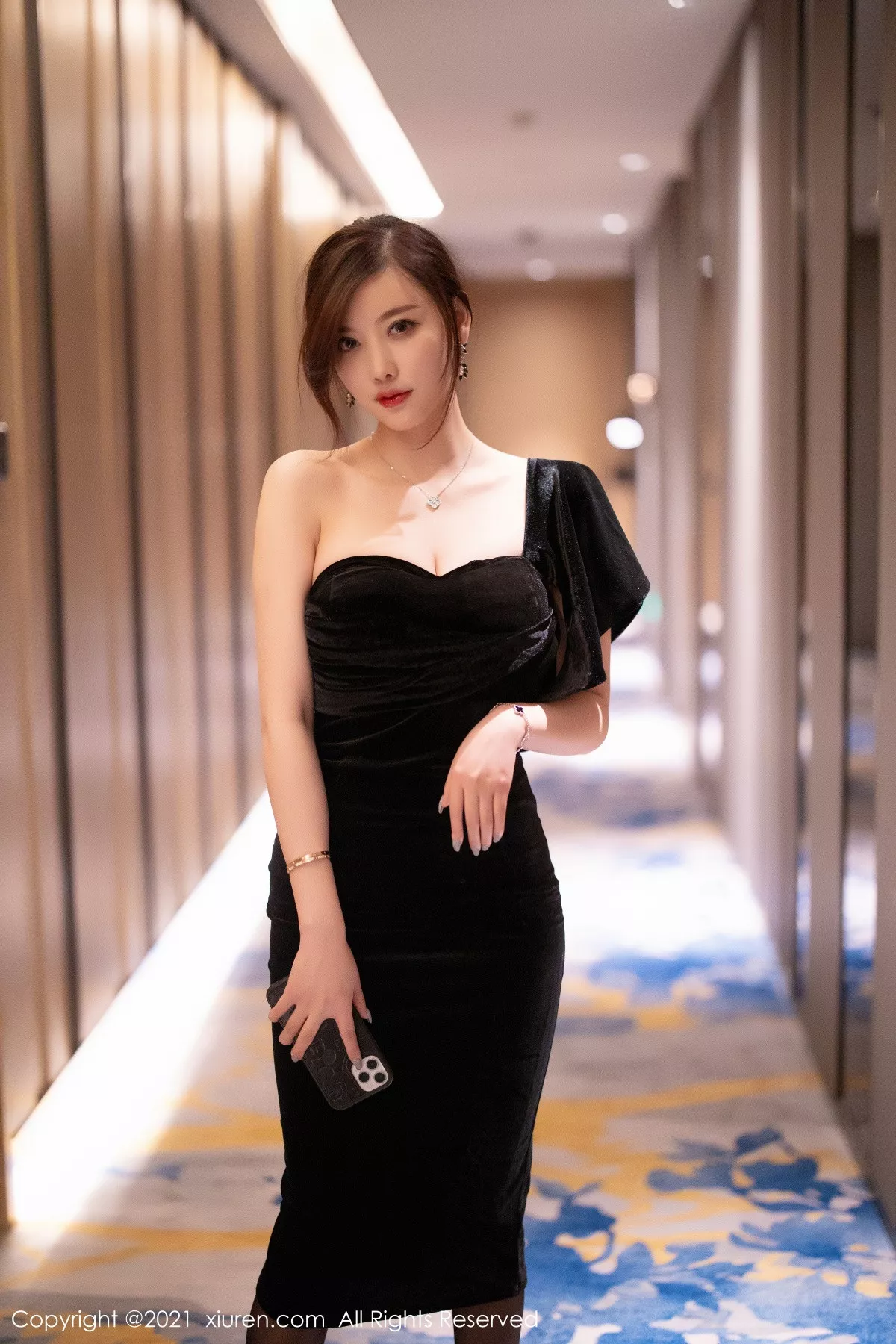 秀人集.com_[XiuRen秀人网]No.3184_女神杨晨晨sugar高贵典雅黑色礼裙配黑丝裤袜秀完美身材诱惑写真70P