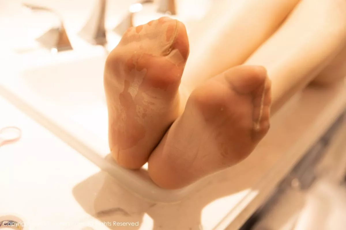 秀人集.com_[XiuRen秀人网]No.3181_嫩模允爾厦门旅拍私房缕空针织毛衣配肉丝裤袜秀傲人豪乳诱惑写真48P